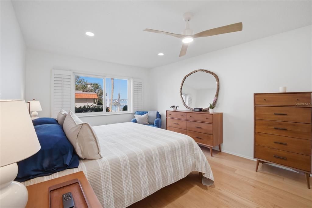 For Sale: $299,900 (2 beds, 2 baths, 1221 Square Feet)