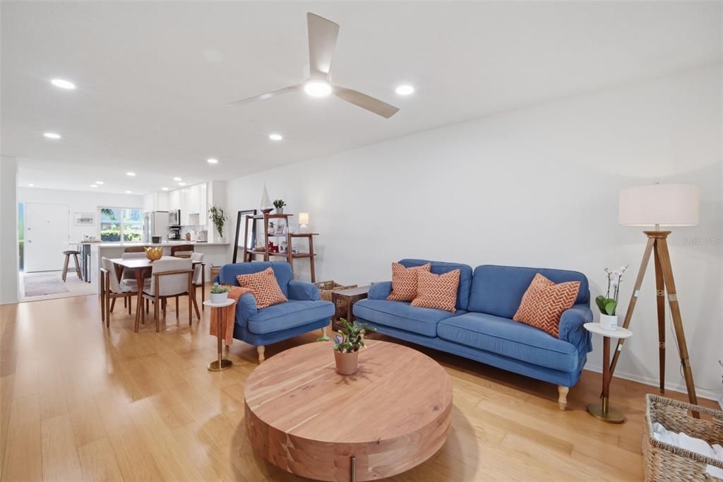 For Sale: $299,900 (2 beds, 2 baths, 1221 Square Feet)