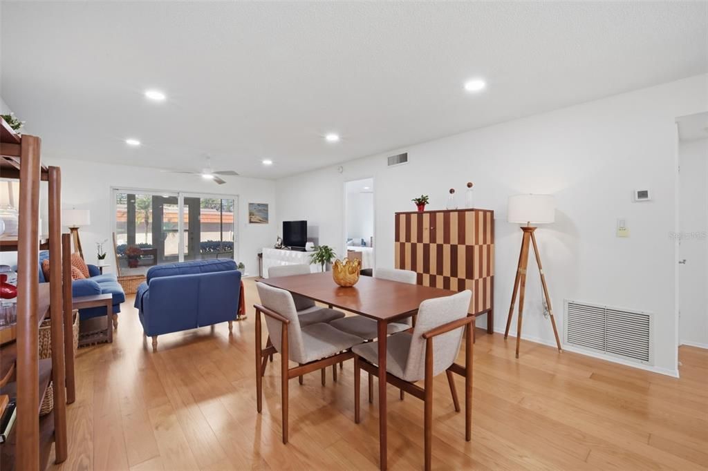 For Sale: $299,900 (2 beds, 2 baths, 1221 Square Feet)