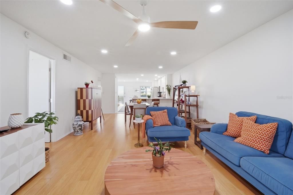 For Sale: $299,900 (2 beds, 2 baths, 1221 Square Feet)