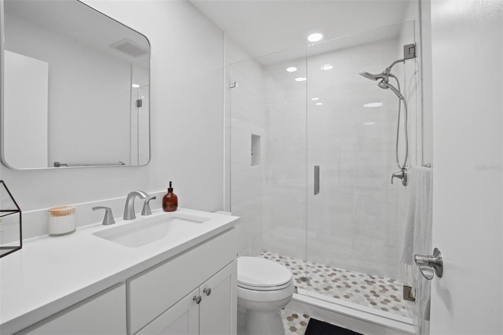 For Sale: $299,900 (2 beds, 2 baths, 1221 Square Feet)