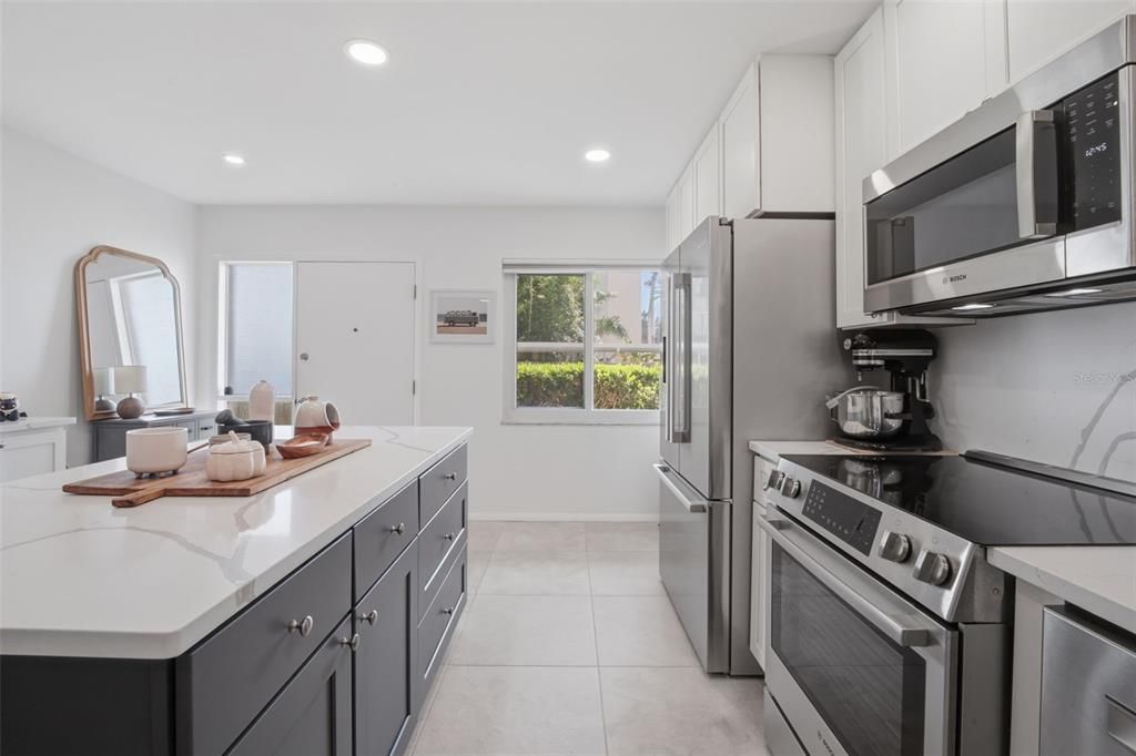 For Sale: $299,900 (2 beds, 2 baths, 1221 Square Feet)