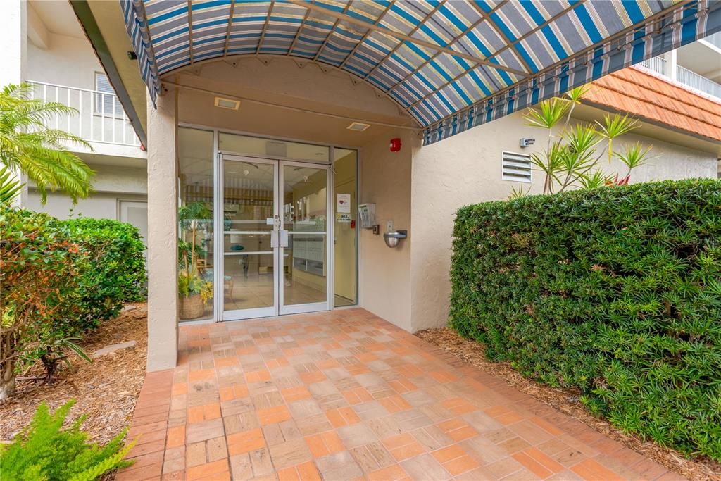 For Sale: $299,900 (2 beds, 2 baths, 1221 Square Feet)