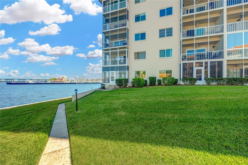 For Sale: $299,900 (2 beds, 2 baths, 1221 Square Feet)