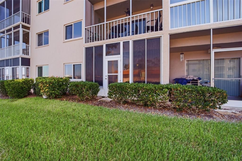 For Sale: $299,900 (2 beds, 2 baths, 1221 Square Feet)