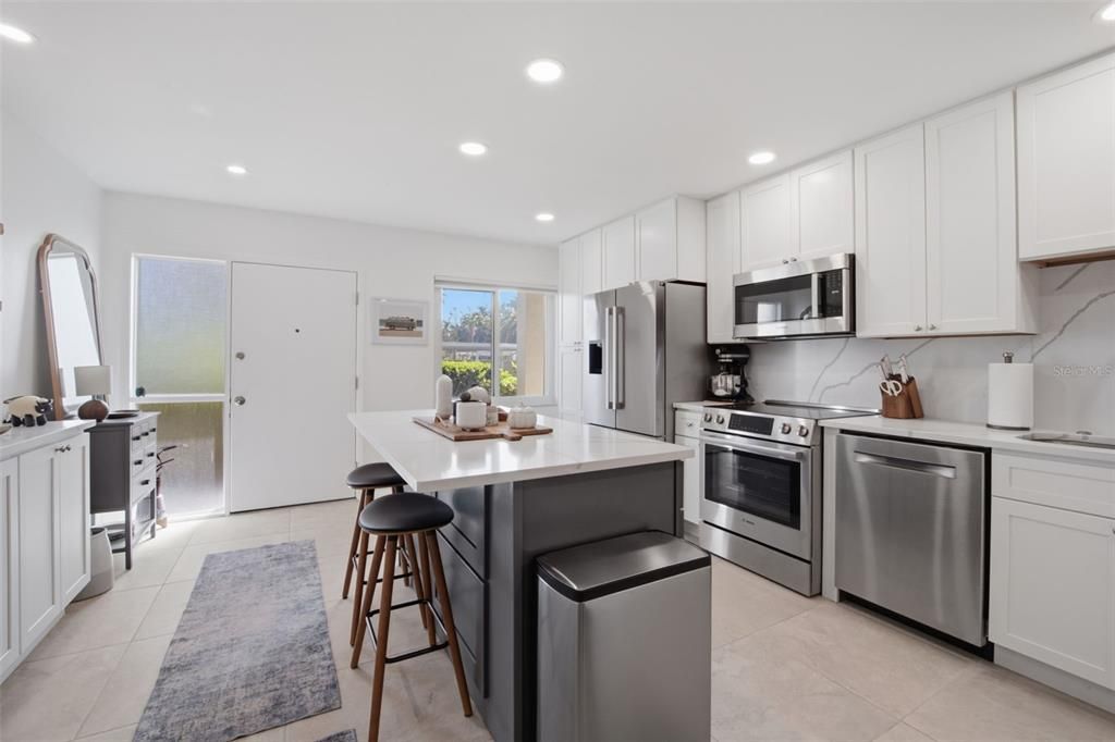 For Sale: $299,900 (2 beds, 2 baths, 1221 Square Feet)