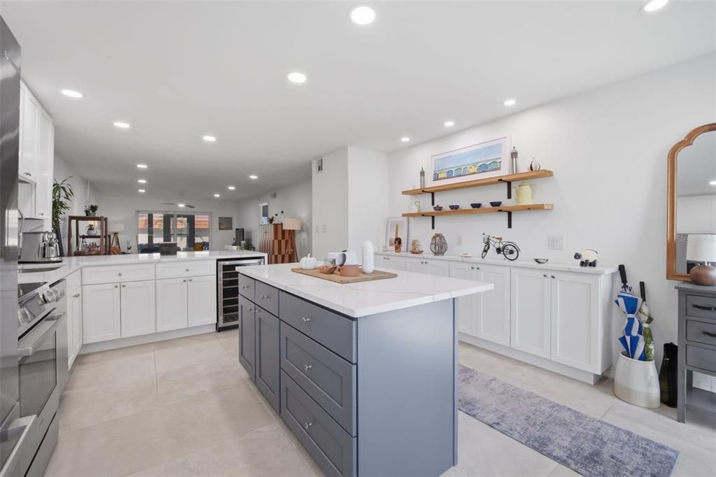 For Sale: $299,900 (2 beds, 2 baths, 1221 Square Feet)