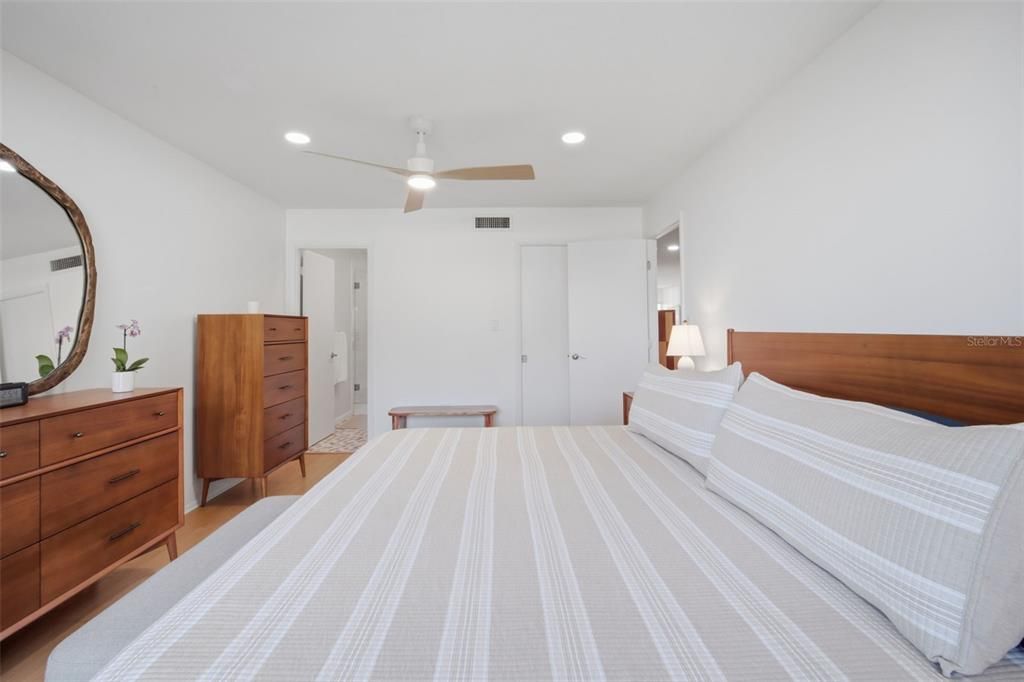 For Sale: $299,900 (2 beds, 2 baths, 1221 Square Feet)