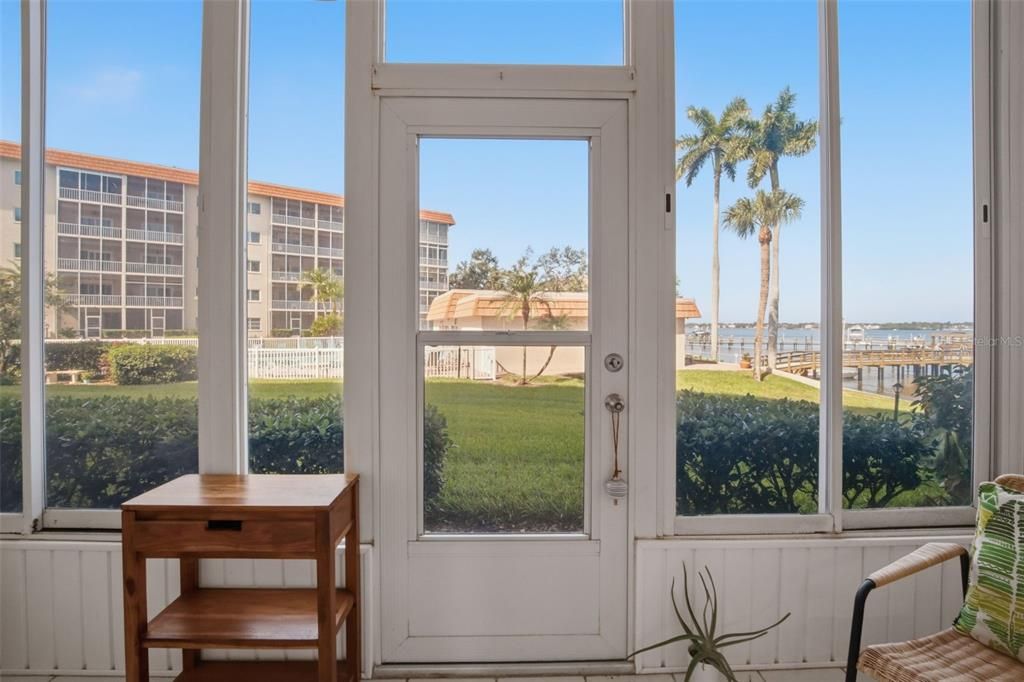 For Sale: $299,900 (2 beds, 2 baths, 1221 Square Feet)