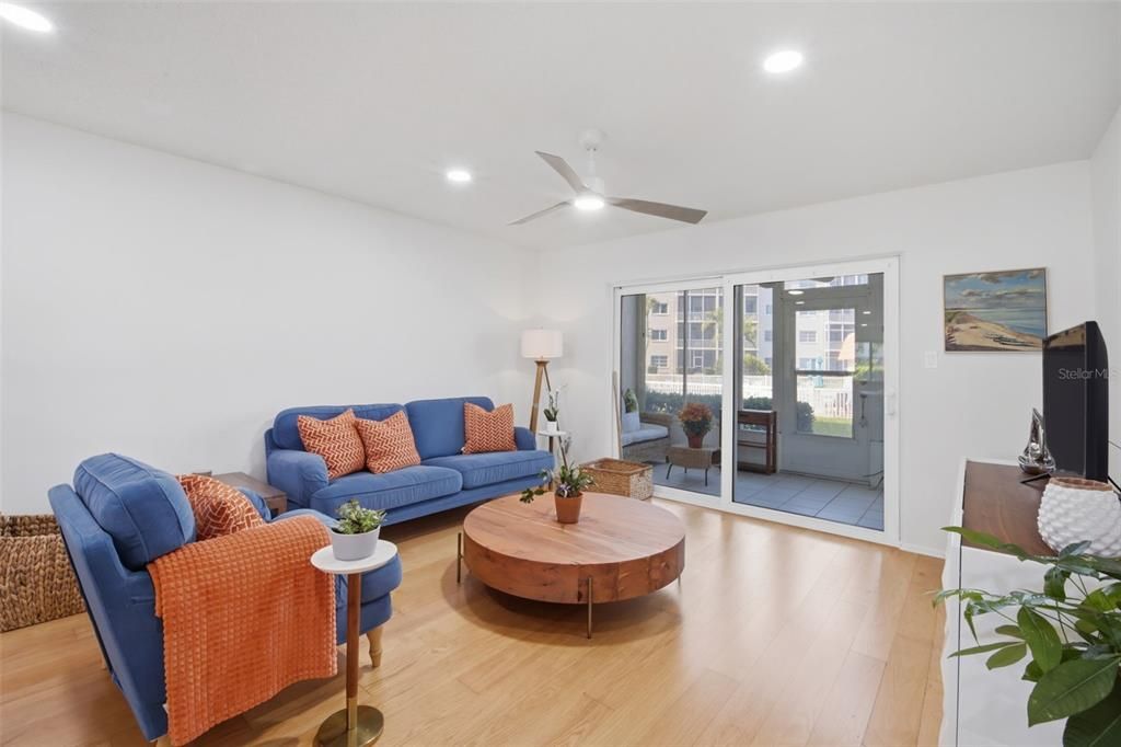 For Sale: $299,900 (2 beds, 2 baths, 1221 Square Feet)