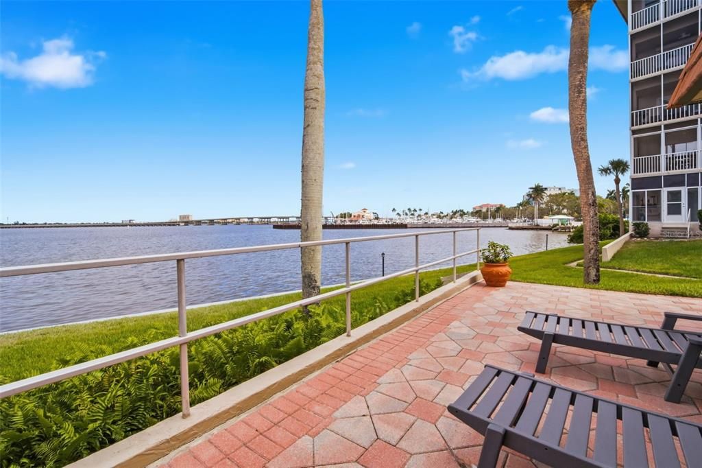 For Sale: $299,900 (2 beds, 2 baths, 1221 Square Feet)