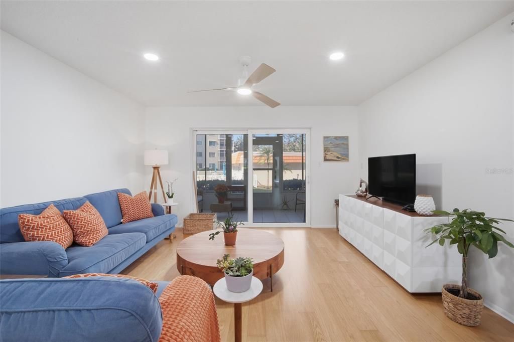 For Sale: $299,900 (2 beds, 2 baths, 1221 Square Feet)