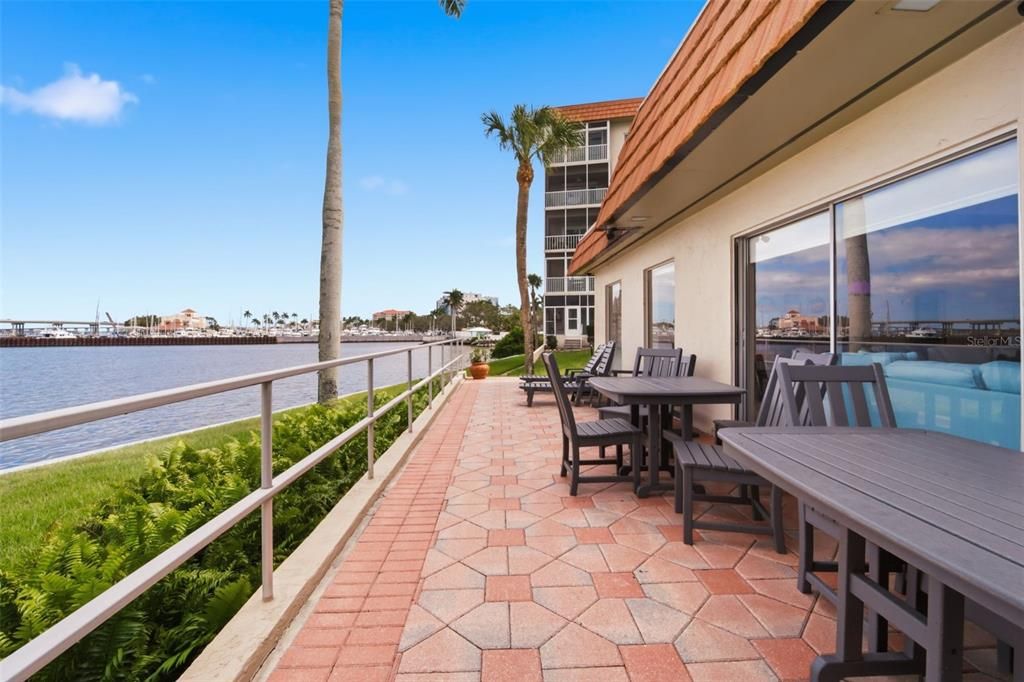 For Sale: $299,900 (2 beds, 2 baths, 1221 Square Feet)