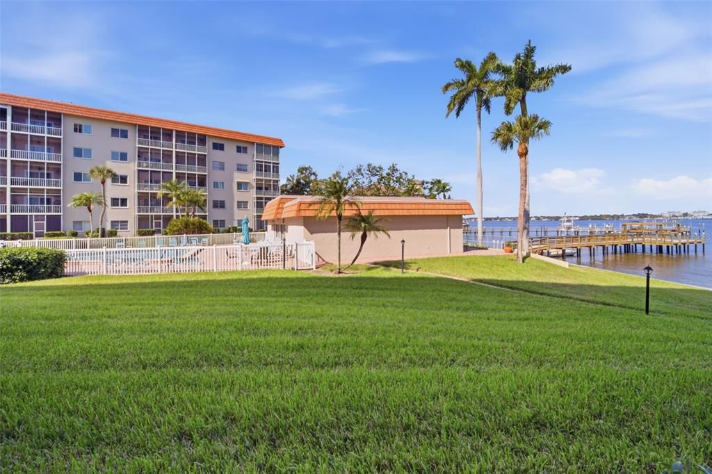 For Sale: $299,900 (2 beds, 2 baths, 1221 Square Feet)