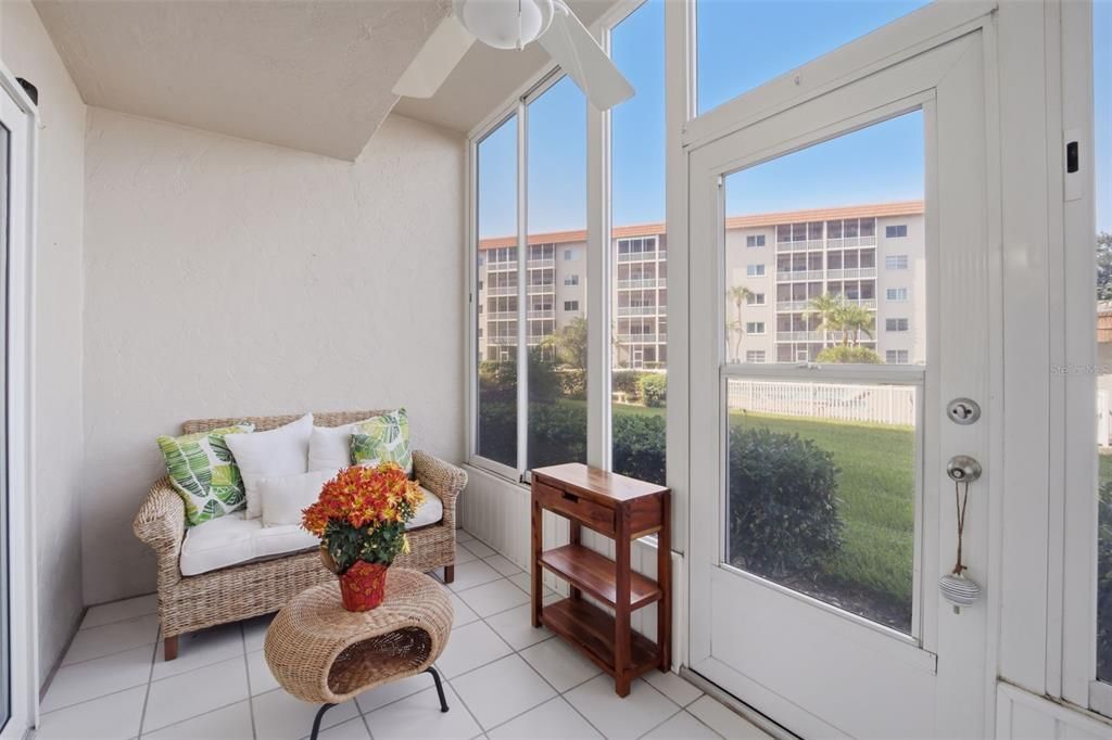 For Sale: $299,900 (2 beds, 2 baths, 1221 Square Feet)