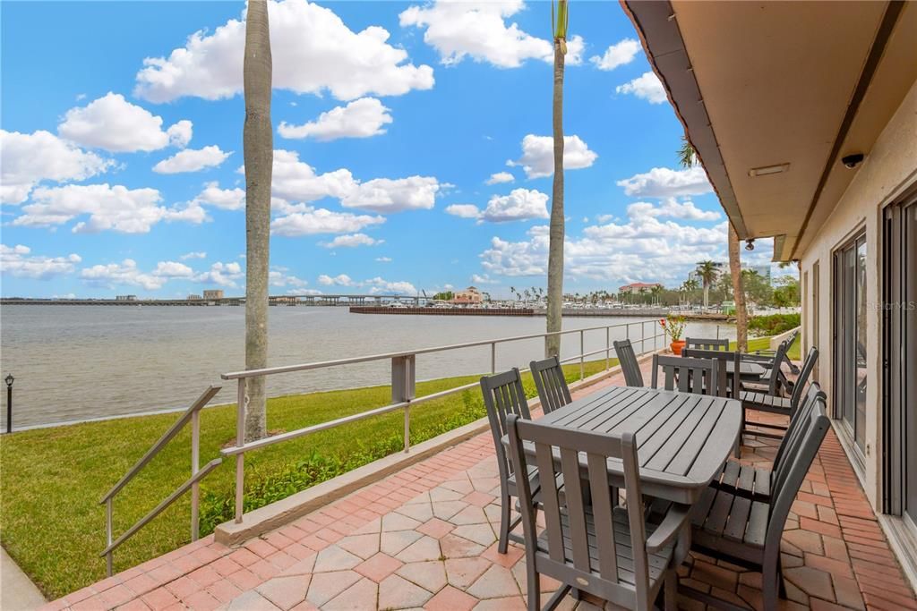 For Sale: $299,900 (2 beds, 2 baths, 1221 Square Feet)