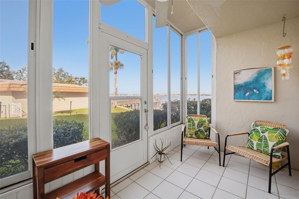 For Sale: $299,900 (2 beds, 2 baths, 1221 Square Feet)