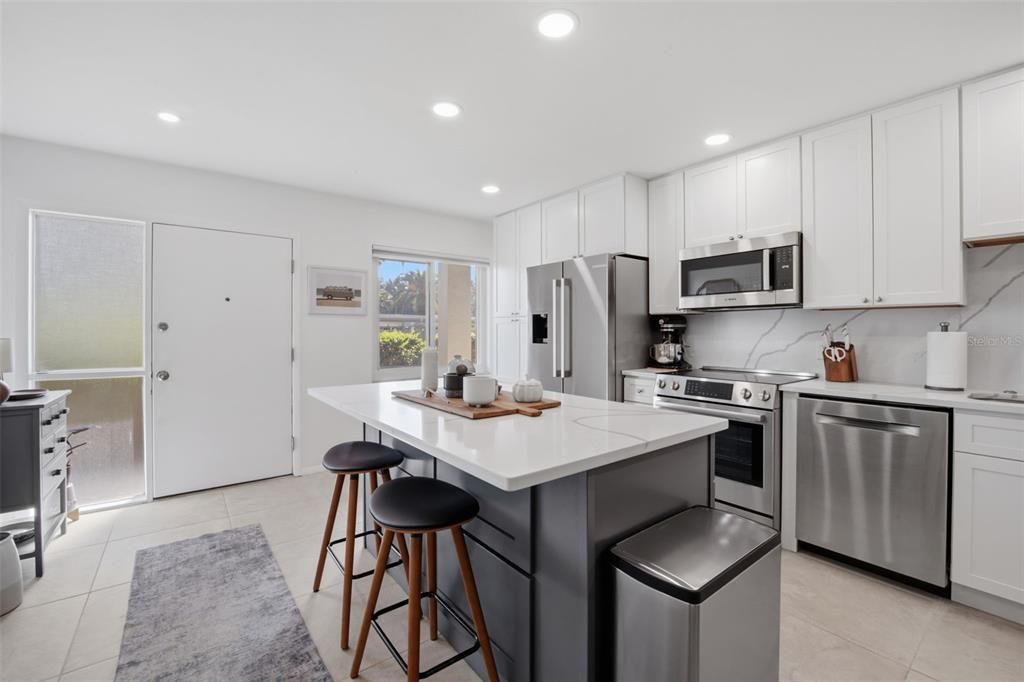 For Sale: $299,900 (2 beds, 2 baths, 1221 Square Feet)