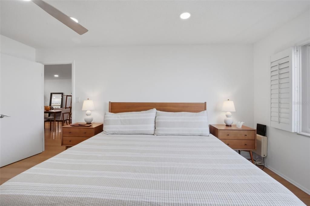 For Sale: $299,900 (2 beds, 2 baths, 1221 Square Feet)