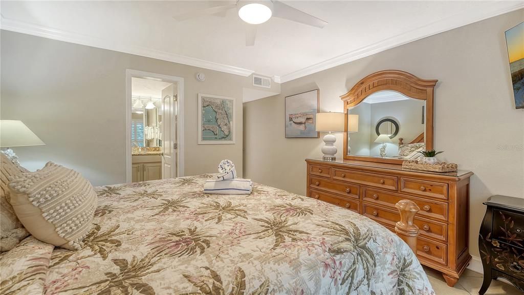 For Sale: $995,000 (2 beds, 2 baths, 1028 Square Feet)