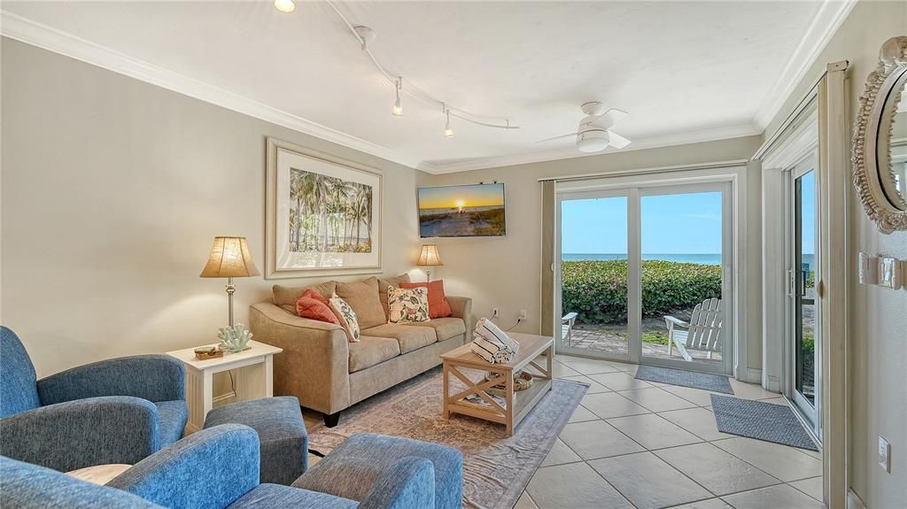 For Sale: $995,000 (2 beds, 2 baths, 1028 Square Feet)