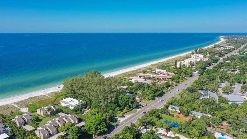 Под контрактом: $995,000 (2 спален, 2 ванн, 1028 Квадратных фут)