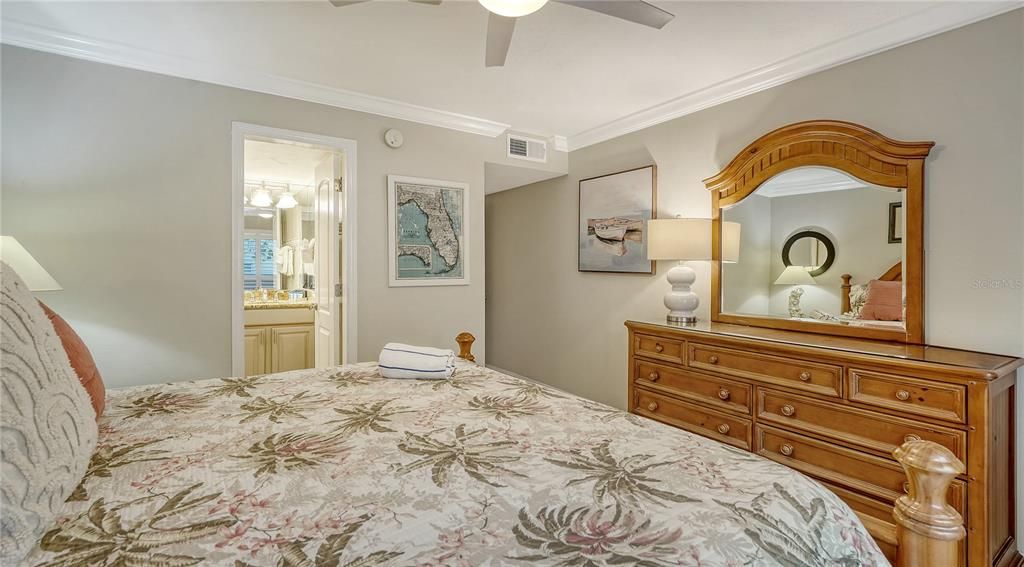 For Sale: $995,000 (2 beds, 2 baths, 1028 Square Feet)