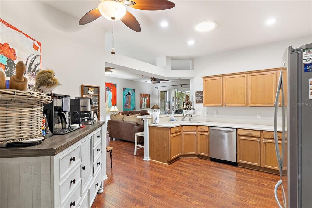 Active With Contract: $329,900 (3 beds, 2 baths, 1462 Square Feet)