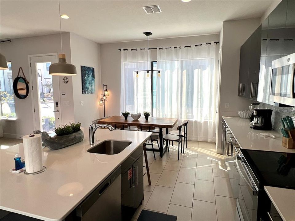 待售: $435,000 (4 贝兹, 3 浴室, 2205 平方英尺)