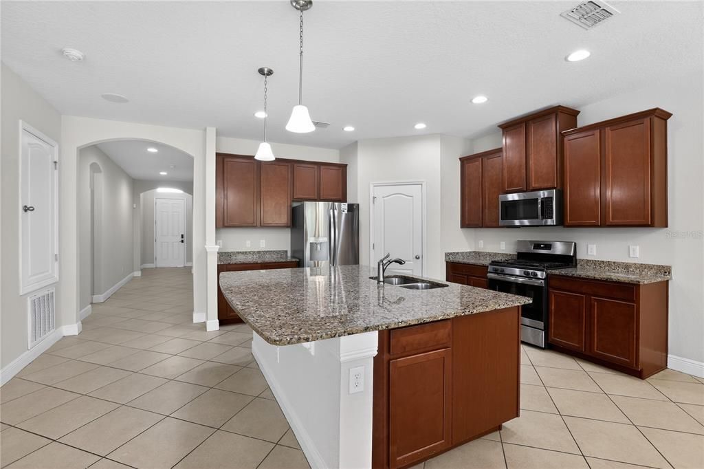 В аренду: $3,150 (5 спален, 4 ванн, 2361 Квадратных фут)