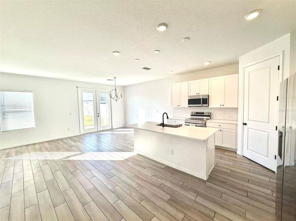 For Rent: $2,995 (5 beds, 4 baths, 2725 Square Feet)