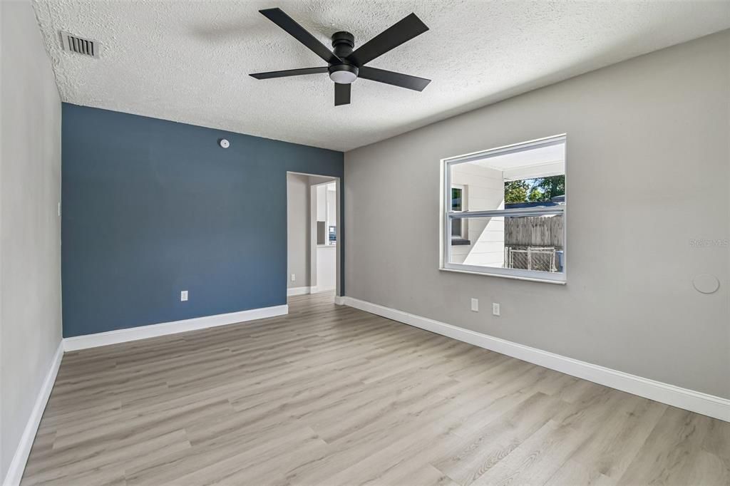 Active With Contract: $300,000 (3 beds, 1 baths, 1010 Square Feet)