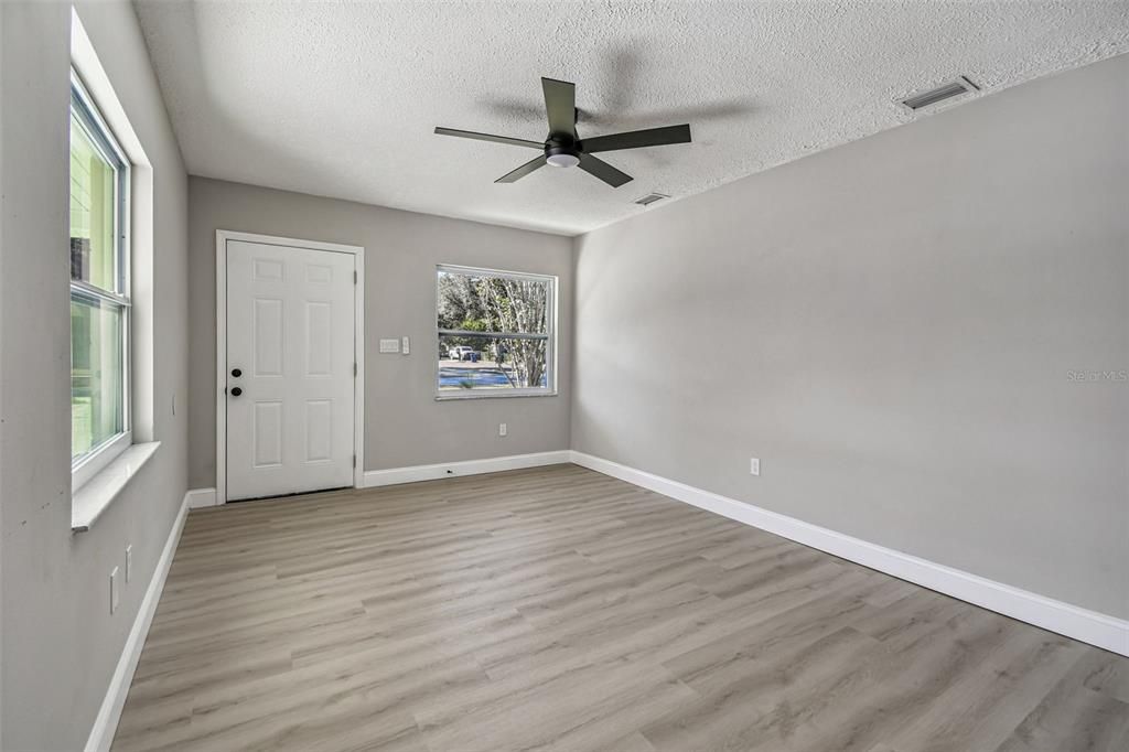 Active With Contract: $300,000 (3 beds, 1 baths, 1010 Square Feet)