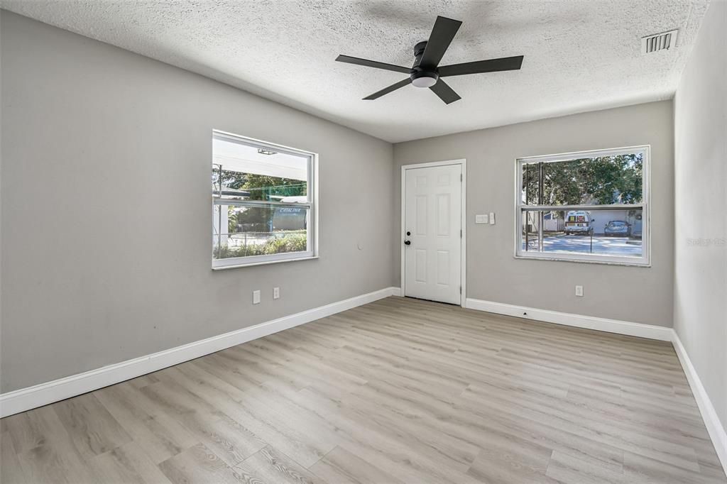 Active With Contract: $300,000 (3 beds, 1 baths, 1010 Square Feet)