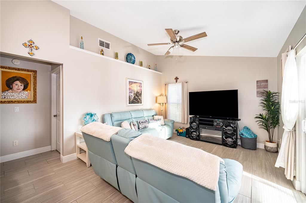 En Renta: $2,400 (3 camas, 2 baños, 1718 Pies cuadrados)