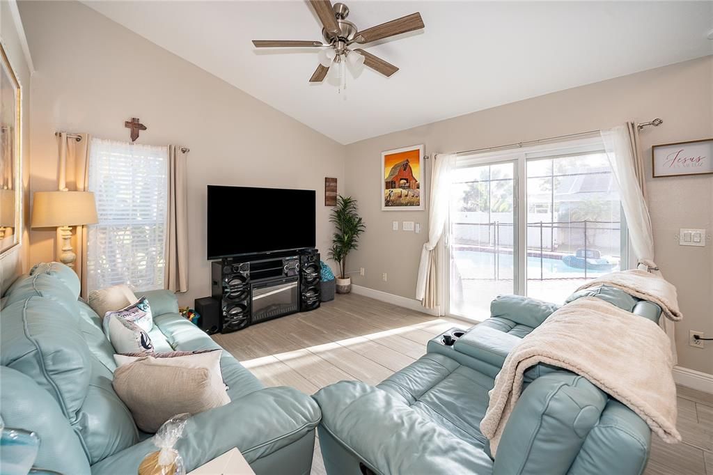 En Renta: $2,400 (3 camas, 2 baños, 1718 Pies cuadrados)