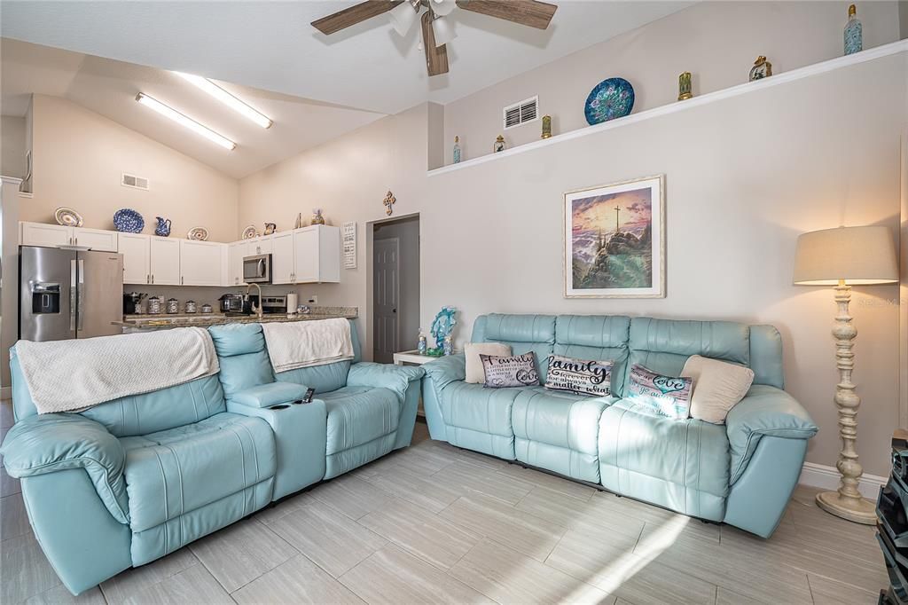 En Renta: $2,400 (3 camas, 2 baños, 1718 Pies cuadrados)