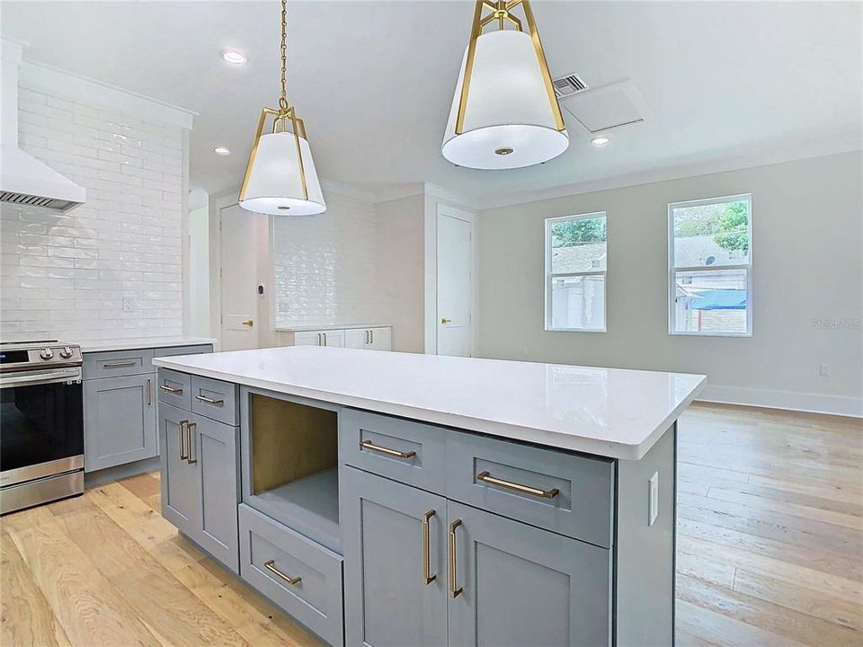 На продажу: $899,000 (4 спален, 2 ванн, 2141 Квадратных фут)