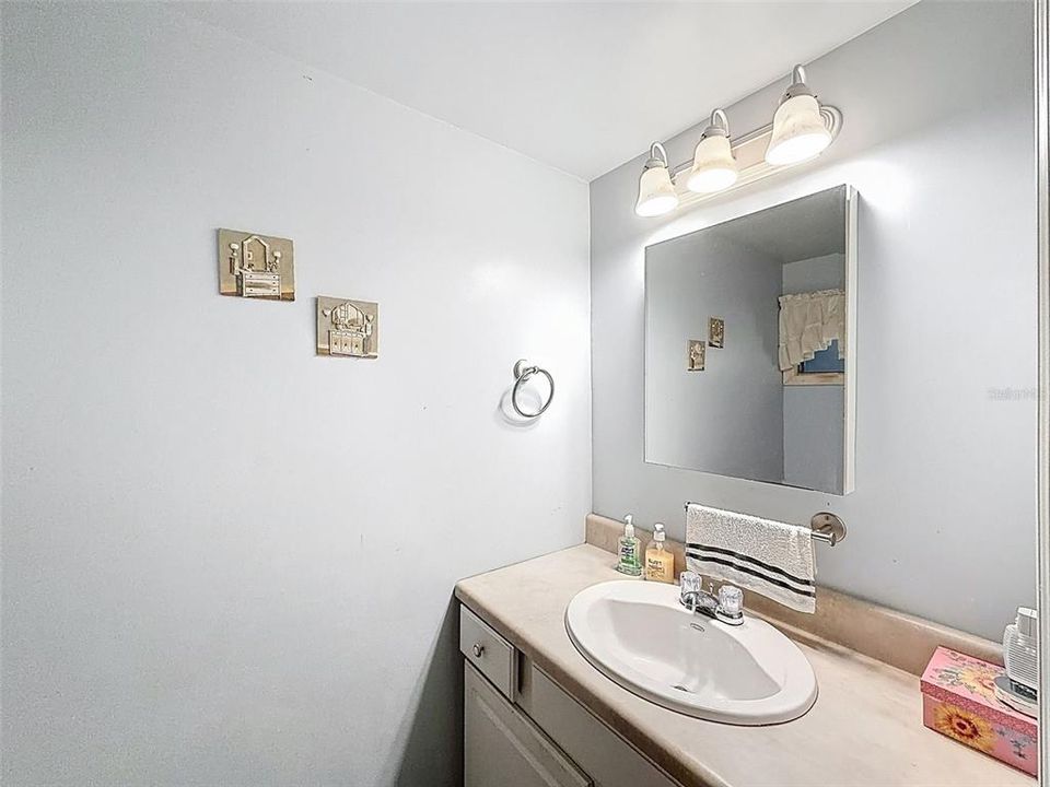 待售: $49,900 (2 贝兹, 1 浴室, 1220 平方英尺)