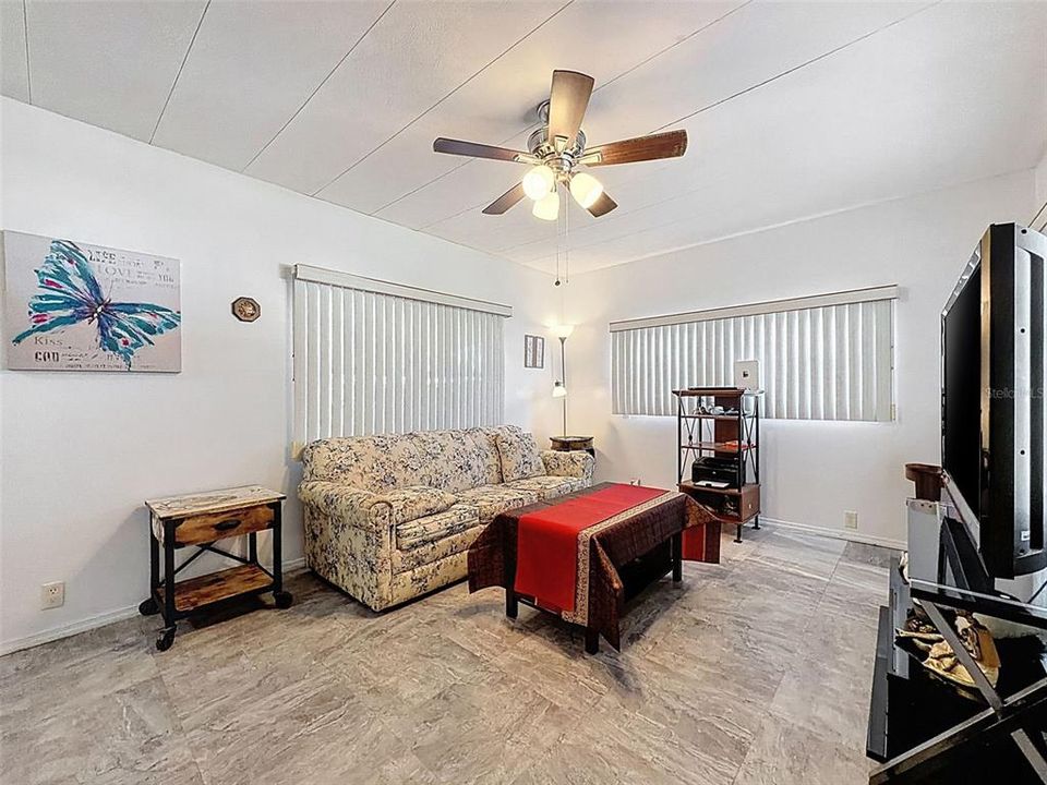 待售: $49,900 (2 贝兹, 1 浴室, 1220 平方英尺)