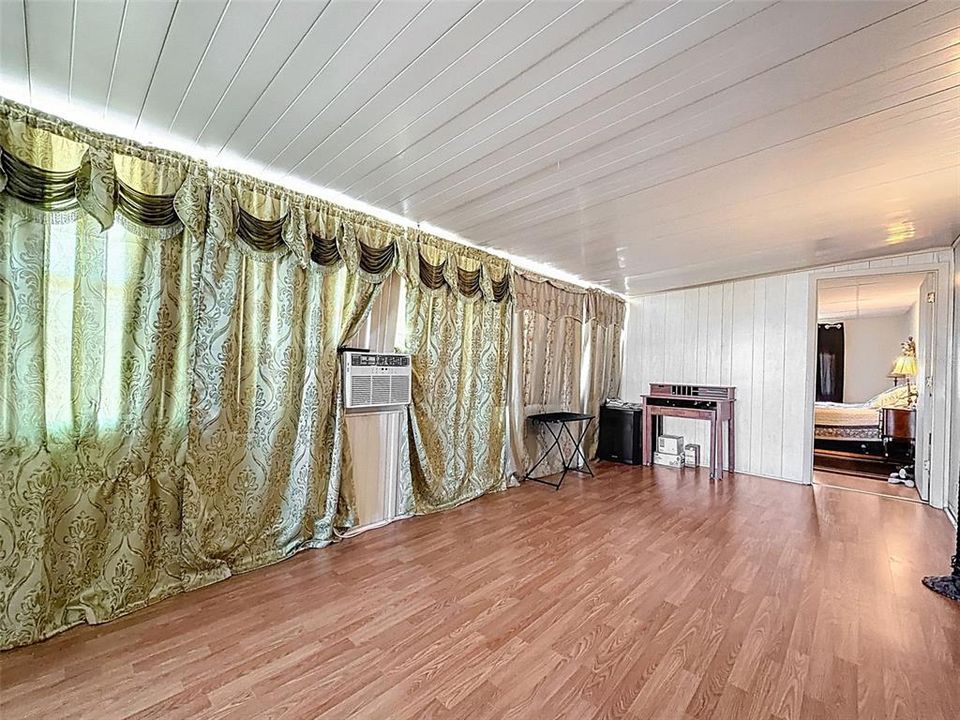 待售: $49,900 (2 贝兹, 1 浴室, 1220 平方英尺)