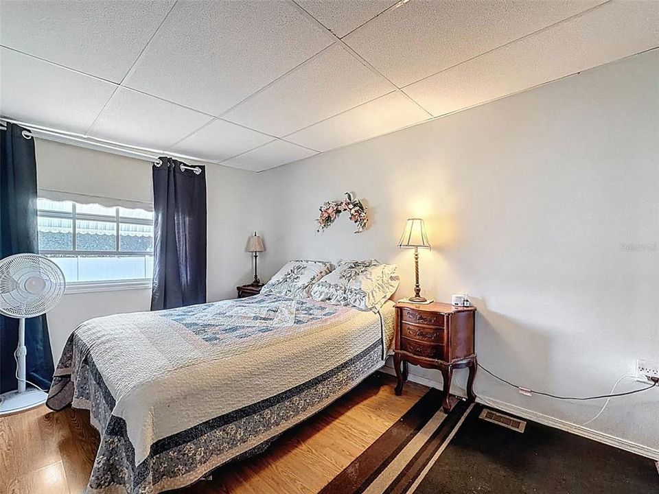 待售: $49,900 (2 贝兹, 1 浴室, 1220 平方英尺)