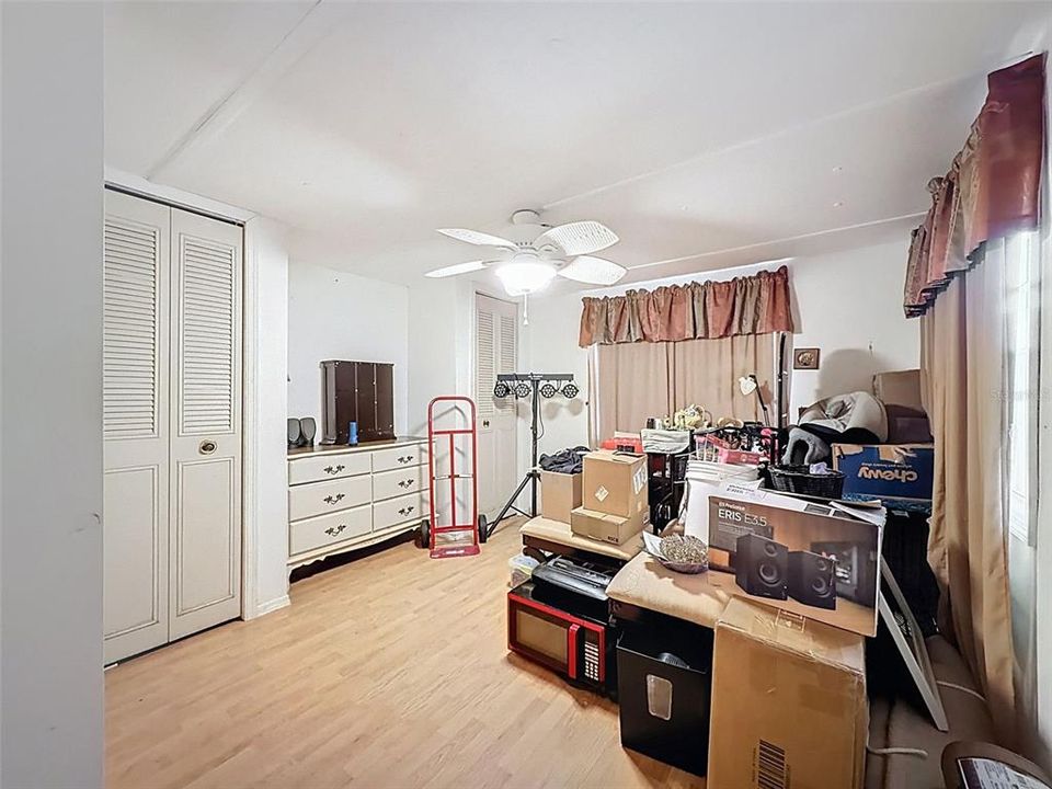 待售: $49,900 (2 贝兹, 1 浴室, 1220 平方英尺)