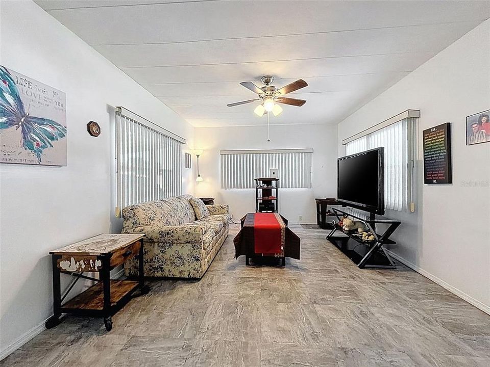 待售: $49,900 (2 贝兹, 1 浴室, 1220 平方英尺)