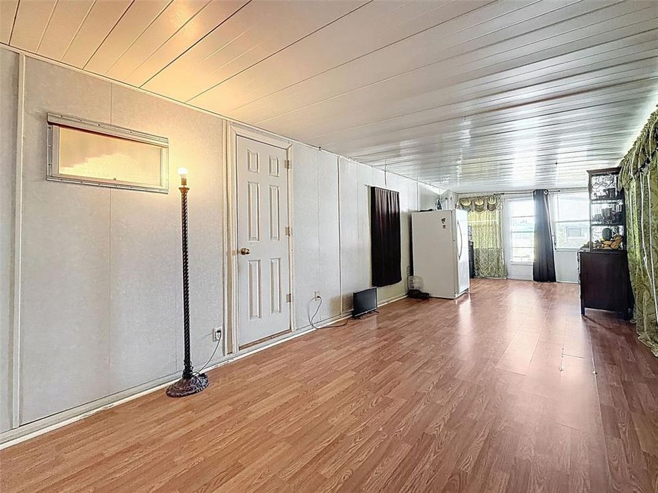 待售: $49,900 (2 贝兹, 1 浴室, 1220 平方英尺)