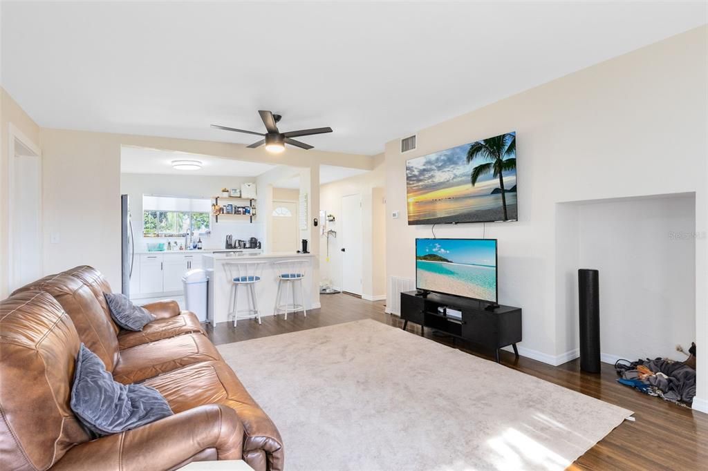 待售: $349,900 (2 贝兹, 2 浴室, 1082 平方英尺)