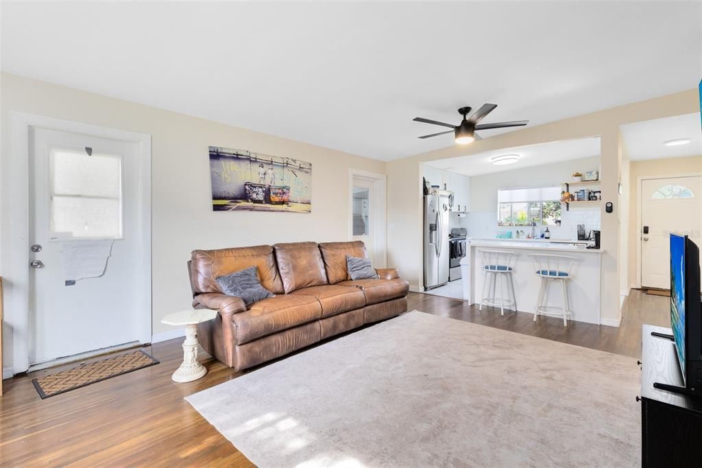 待售: $349,900 (2 贝兹, 2 浴室, 1082 平方英尺)