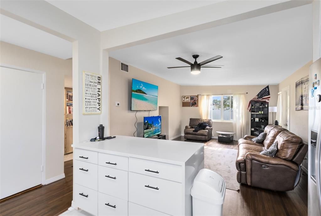 待售: $349,900 (2 贝兹, 2 浴室, 1082 平方英尺)