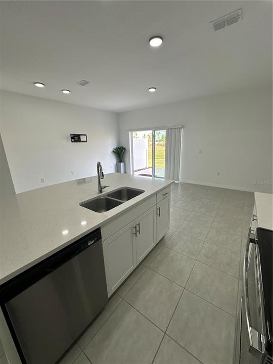 For Sale: $289,000 (3 beds, 2 baths, 1373 Square Feet)