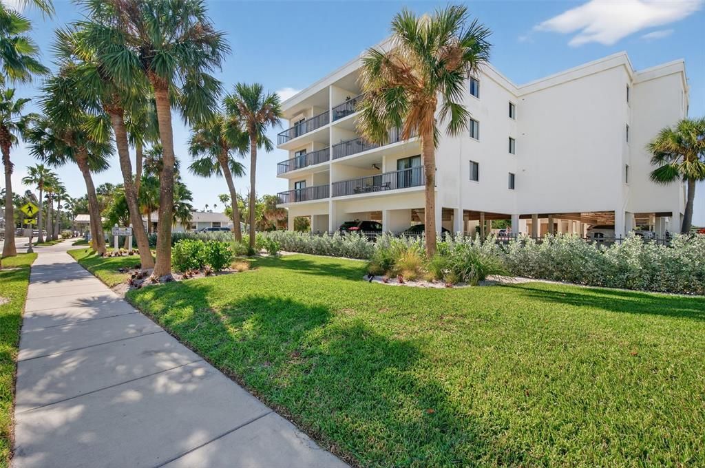 For Sale: $1,285,000 (3 beds, 2 baths, 1345 Square Feet)